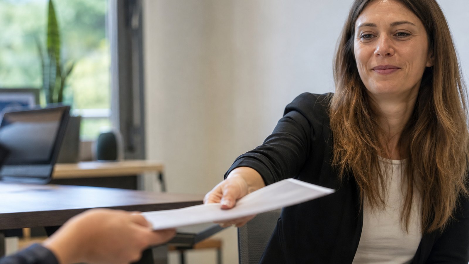 Remise d'une attestation d'assiduité à un stagiaire