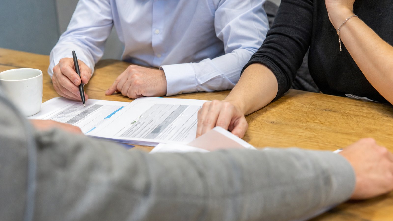 Dossier de preuve de présence examiné sur un bureau