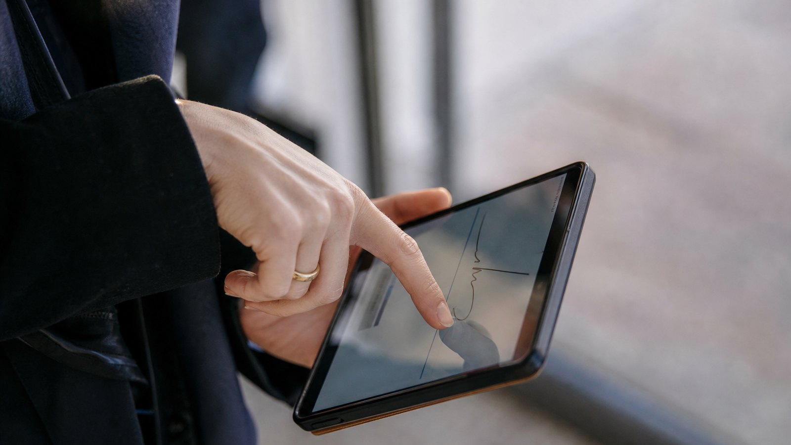 Stagiaire signant électroniquement sur un écran de téléphone